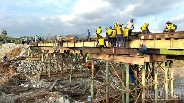Ngành đường sắt huy động phương tiện, nhân lực tập trung khắc phục hậu quả mưa lũ.