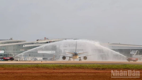 Chiều 15/12, Cảng Hàng không quốc tế Long Thành đã chính thức đón tàu bay thương mại đầu tiên hạ cánh do Vietnam Airlines thực hiện.