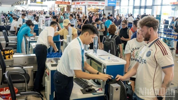 Cảng Hàng không quốc tế Nội Bài ghi nhận hơn 25,3 triệu lượt hành khách qua cảng, đạt gần 80% kế hoạch năm, tăng khá cao so với cùng kỳ năm trước.