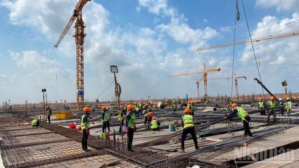 Liên danh các nhà thầu thi công dự án thành phần 3 - Các công trình thiết yếu trong Cảng hàng không quốc tế Long Thành đang quyết tâm thi công “3 ca, 4 kíp”, bứt tốc tiến độ, phấn đấu đưa công trình trọng điểm quốc gia này “về đích” trước ngày 19/12 tới đây.