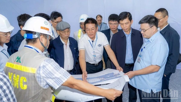 Thứ trưởng Xây dựng Lê Anh Tuấn (thứ 3 từ phải sang) dẫn đầu đoàn công tác của Bộ đi thị sát tiến độ triển khai dự án mở rộng nhà ga hành khách T2, Cảng Hàng không quốc tế Nội Bài.