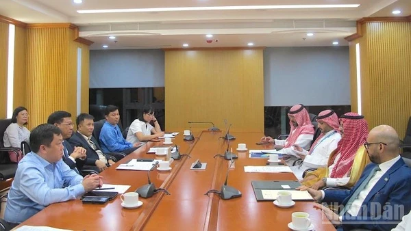 Thứ trưởng Xây dựng Nguyễn Xuân Sang tiếp và làm việc với ông Musa bin Ahmed Al-Barqi, Thứ trưởng Giao thông vận tải và dịch vụ logistics Saudi Arabia.