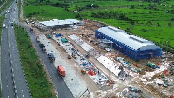 Trạm dừng nghỉ trên tuyến Vĩnh Hảo-Phan Thiết đang được đẩy nhanh tiến độ.