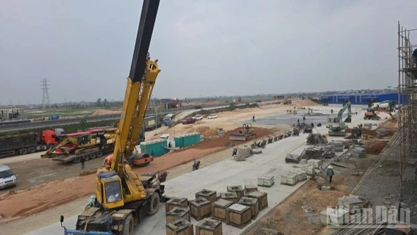 Nhà đầu tư, nhà thầu tập kết vật liệu, thiết bị triển khai thi công trạm dừng nghỉ trên tuyến cao tốc Mai Sơn-Quốc lộ 45.