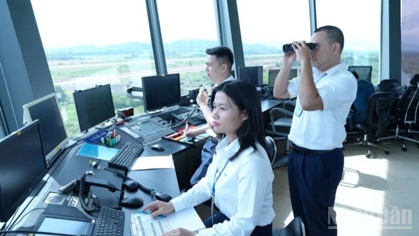 Kíp trực Đài Kiểm soát không lưu Phù Cát.