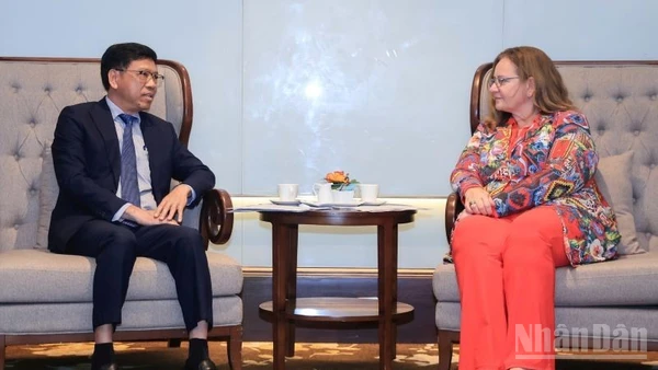 Thứ trưởng Xây dựng Nguyễn Xuân Sang hội đàm với Bộ trưởng Ngoại thương và Hợp tác phát triển Hà Lan Aukje de Vries.