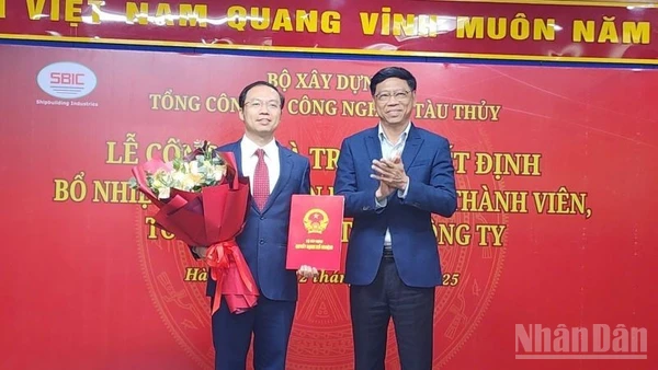 Thay mặt lãnh đạo Bộ Xây dựng, Thứ trưởng Nguyễn Xuân Sang trao quyết định bổ nhiệm ông Trần Mạnh Hà, Quyền Tổng Giám đốc SBIC giữ chức vụ Thành viên Hội đồng thành viên, Tổng Giám đốc SBIC.