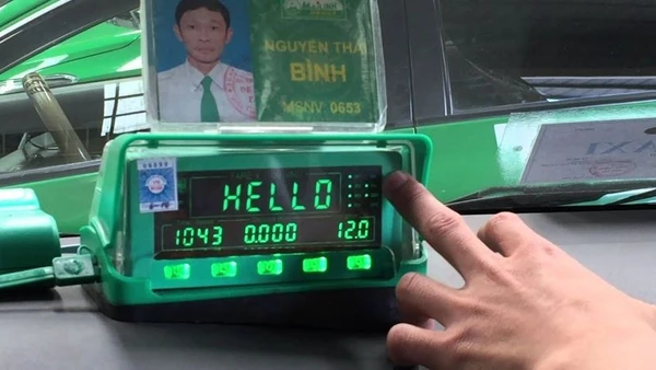 Đồng hồ tính tiền của các hãng taxi hiện nay đơn thuần có 2 chức năng đo đếm chiều dài quãng đường và tính ra số tiền, chưa phải là máy tính tiền (theo dạng máy POS).