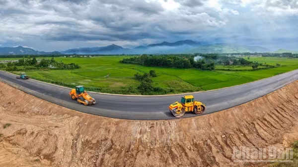 Thời điểm này, trên toàn tuyến dự án đường cao tốc Quảng Ngãi-Hoài Nhơn dài 88km, các hạng mục đã cơ bản hoàn tất, sẵn sàng thông tuyến vào ngày mai 19/12.