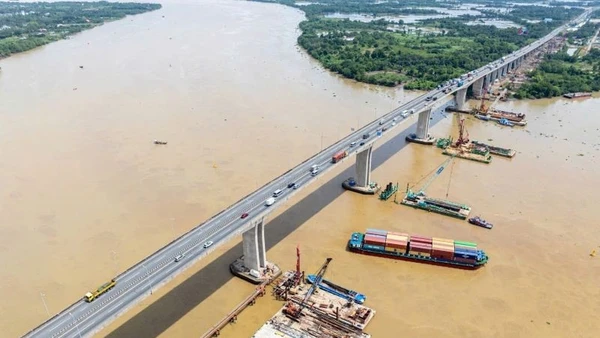 Do vướng mặt bằng, nhà thầu chủ yếu tập trung máy móc thi công ở khu vực cầu Long Thành.