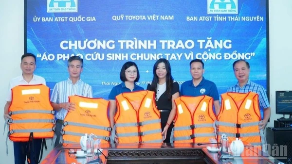 Quỹ Toyota Việt Nam (TVF) phối hợp cùng Ủy ban An toàn giao thông Quốc gia, Ban An toàn giao thông tỉnh Thái Nguyên tặng áo phao cứu sinh cho người dân và học sinh vùng chịu ảnh hưởng của thiên tai tại Thái Nguyên.