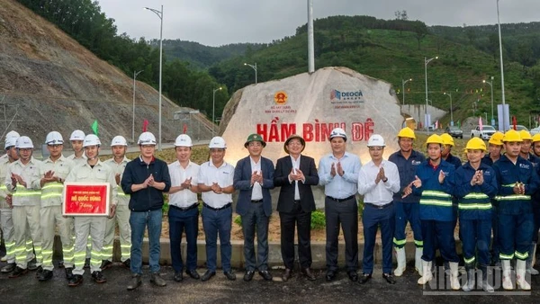 Phó Thủ tướng Hồ Quốc Dũng đến thăm, kiểm tra và động viên cán bộ, kỹ sư, người lao động đang thi công dự án đường cao tốc Quảng Ngãi-Hoài Nhơn.