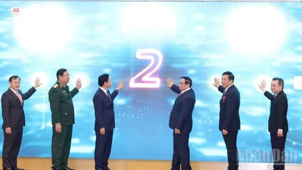 Thủ tướng Phạm Minh Chính, Phó Thủ tướng Trần Hồng Hà, Trưởng Ban Chính sách, Chiến lược Trung ương Nguyễn Thanh Nghị, Bộ trưởng Xây dựng Trần Hồng Minh,... thực hiện nghi lễ phát lệnh vận hành các nền tảng số trọng điểm ngành Xây dựng.