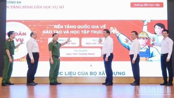 Bộ trưởng Xây dựng Trần Hồng Minh (thứ 3 từ phải sang) cùng lãnh đạo các bộ, ngành, đơn vị liên quan nhấn nút nền tảng quốc gia về đào tạo và học tập trực tuyến.