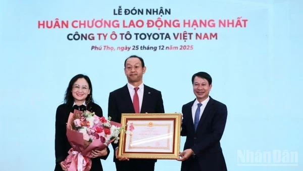 Thừa ủy quyền của Chủ tịch nước, đại diện lãnh đạo tỉnh Phú Thọ trao Huân chương Lao động hạng Nhất cho Công ty Ô-tô Toyota Việt Nam.