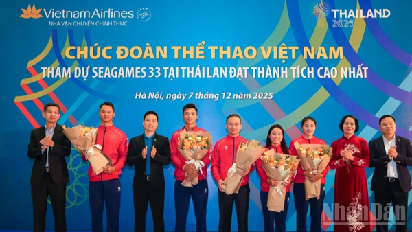 Đại diện Vietnam Airlines tặng hoa chúc mừng và động viên các vận động viên tại lễ tiễn đoàn trước giờ khởi hành tham dự SEA Games 33 tại Thái Lan.
