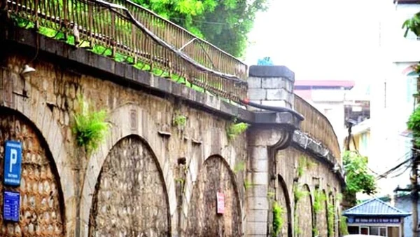 Xã Đăk Kôi Thu Hút Đầu Tư Phát Triển Du Lịch Cộng Đồng Đoạn Tuyến Cầu Cạn Dài Gần 850M Được Kiến Trúc Kiểu Vòm Cuốn, Gồm 130 Vòm Đánh Số Từ 2 Đến 131.