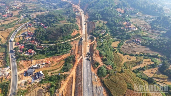 Công trình đường cao tốc cửa khẩu Hữu Nghị-Chi Lăng dự kiến sẽ chính thức thông tuyến vào ngày 19/12 tới.