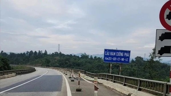 Cầu Nam Cường trên tuyến cao tốc Nội Bài-Lào Cai bị sụt trượt, nứt gãy hư hỏng, đe dọa gây mất an toàn giao thông, cần sớm được sửa chữa, khôi phục.