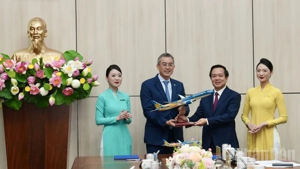 Ông Đặng Ngọc Hòa, Chủ tịch Hội đồng quản trị Vietnam Airlines, trao tặng mô hình máy bay Boeing 787-10 cho đại diện lãnh đạo tỉnh Hưng Yên, khẳng định tinh thần gắn kết và hợp tác lâu dài.