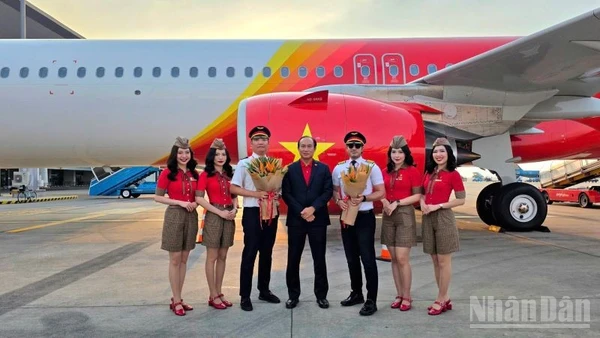 Phó Tổng giám đốc Thường trực Vietjet Tô Việt Thắng (áo vest, đứng giữa) cùng phi hành đoàn Vietjet chào đón tàu bay mới.