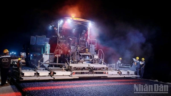 Những ngày này, trên công trường dự án đường cao tốc Đồng Đăng-Trà Lĩnh, đêm nào cũng điện thắp sáng trưng, nhà thầu triển khai thi công không ngừng nghỉ, bứt tốc để "về đích" trong dịp 19/12 tới.