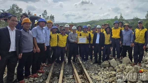 Thứ trưởng Xây dựng Nguyễn Danh Huy (mũ trắng, áo xám, đứng giữa) thị sát chỉ đạo công trường khắc phục sự cố đường sắt và tặng quà công nhân thi công.