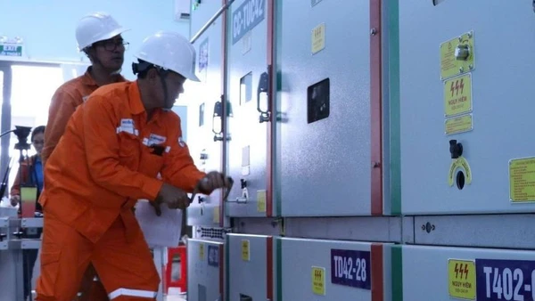 Lực lượng chức năng vừa đấu nối thành công hệ thống điện từ trạm biến áp 110kV Cảng hàng không quốc tế Long Thành (Đồng Nai) đến trạm tiếp nhận nguồn 22kV.