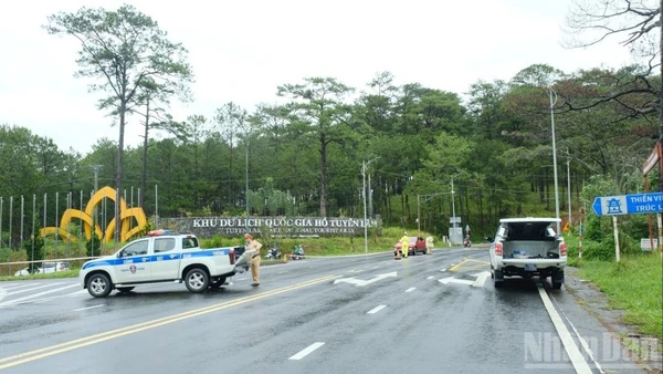 Lực lượng chức năng tổ chức hướng dẫn giao thông trên đèo Prenn, phường Xuân Hương-Đà Lạt.