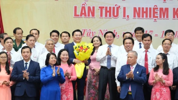 Bí thư Tỉnh ủy Tây Ninh Nguyễn Văn Quyết chúc mừng Phó Bí thư Tỉnh ủy Nguyễn Thanh Hải giữ chức Chủ tịch Ủy ban Mặt trận Tổ quốc Việt Nam tỉnh và Ủy ban Mặt trận Tổ quốc Việt Nam tỉnh khóa I ra mắt trước Đại hội.