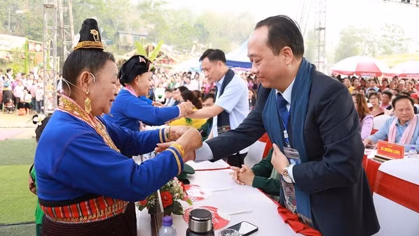 Bà con dân tộc Lào xã Na Sang thực hiện nghi thức buộc chỉ cổ tay để cầu may cho du khách về dự Tết té nước (Bun Huột nặm) của dân tộc Lào. 