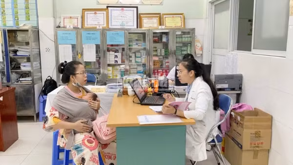 Người dân đến khám sức khỏe tại Trạm Y tế phường Hòa Bình. 