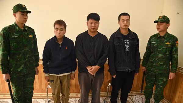 Các đối tượng nhập cảnh trái phép vào Việt Nam bị cán bộ, chiến sĩ Đồn Biên phòng Tân Thanh kịp thời bắt giữ.