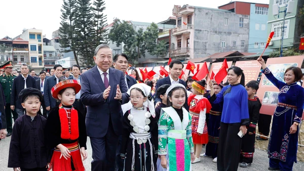Tổng Bí thư Tô Lâm với nhân dân các dân tộc tỉnh Cao Bằng. (Ảnh: TTXVN)