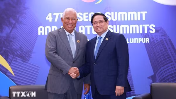 Thủ tướng Phạm Minh Chính gặp Chủ tịch Hội đồng châu Âu Antonio Costa trong khuôn khổ chuyến công tác tham dự Hội nghị Cấp cao ASEAN lần thứ 47 và các hội nghị cấp cao liên quan tại Malaysia. (Ảnh: Dương Giang/TTXVN)