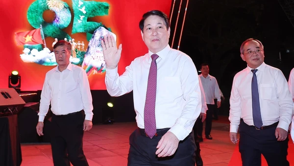 Chủ tịch nước Lương Cường dự cầu truyền hình “Hai tay xây dựng một sơn hà” tại điểm cầu Bến Nhà Rồng, Thành phố Hồ Chí Minh. (Ảnh: Lâm Khánh/TTXVN)