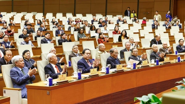 Chủ tịch Quốc hội Trần Thanh Mẫn và đại biểu dự gặp mặt. (Ảnh: TTXVN)