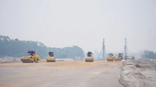 Thi công đường cất, hạ cánh tại Cảng hàng không Quảng Trị.