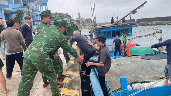 Đồn Biên phòng Cồn Cỏ hỗ trợ các thuyền viên tàu bị nạn lên bờ an toàn.