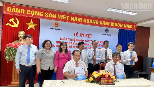 Tỉnh Cà Mau ký kết hợp tác toàn diện với Đại học Cần Thơ giai đoạn 2026-2030. (Ảnh: TRỌNG DUY)