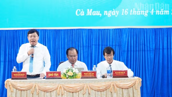 Giám đốc Sở Giáo dục và Đào tạo tỉnh Cà Mau Nguyễn Văn Nguyên phát biểu ý kiến tại hội thảo.