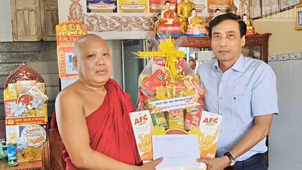 Đồng chí Hồ Văn Linh, Bí thư Đảng ủy xã Hòa Bình, tặng quà Tết cho Thượng tọa Danh Dần, trụ trì chùa Hòa Bình mới.