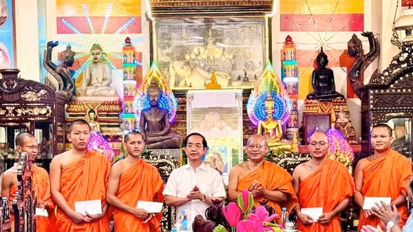 Đồng chí Hồ Thanh Thủy, Phó Bí thư Tỉnh ủy, Chủ tịch Ủy ban Mặt trận Tổ quốc Việt Nam tỉnh Cà Mau đến thăm, chúc Tết tại chùa Cái Giá Giữa và chùa Cái Giá Chót (xã Hưng Hội).