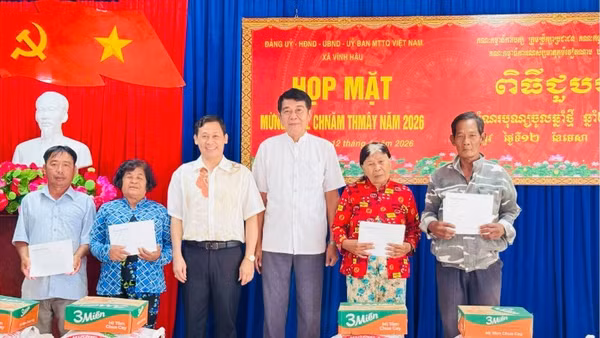 Tại buổi họp mặt, đại diện Thường trực Đảng ủy và Ủy ban nhân dân xã Vĩnh Hậu trao tặng quà một số hộ Khmer tiêu biểu.