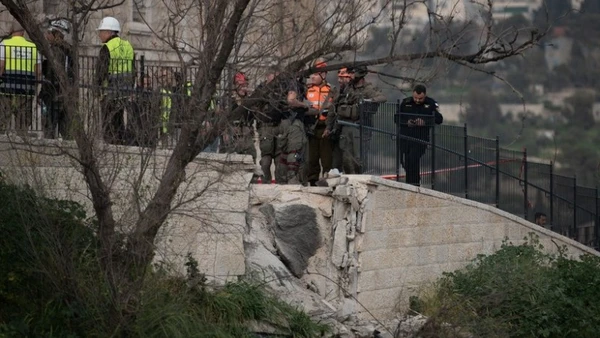 Bức tường bị hư hại do trúng tên lửa tại Jerusalem, ngày 20/3/2026. (Ảnh: THX/TTXVN)