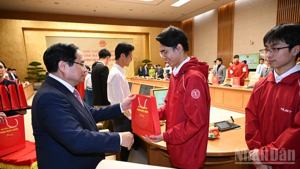 Thủ tướng Phạm Minh Chính trao tặng quà cho các học sinh đoạt giải tại các kỳ thi quốc tế năm 2025.