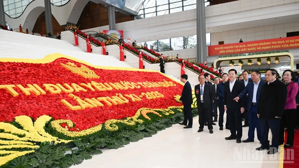 Thủ tướng Phạm Minh Chính - Chủ tịch Hội đồng Thi đua-Khen thưởng Trung ương kiểm tra công tác chuẩn bị Đại hội Thi đua yêu nước toàn quốc lần thứ XI.