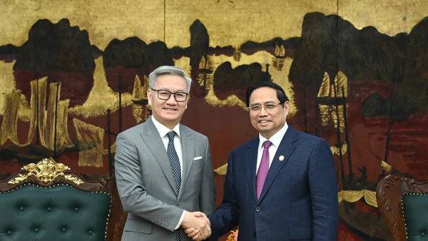 Thủ tướng Phạm Minh Chính và Bộ trưởng Ngoại giao Lào Thongsavanh Phomvihane.