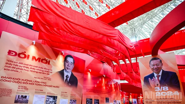 [Ảnh] Rực rỡ sắc đỏ triển lãm 95 năm Cờ Đảng soi đường trước giờ khai mạc 