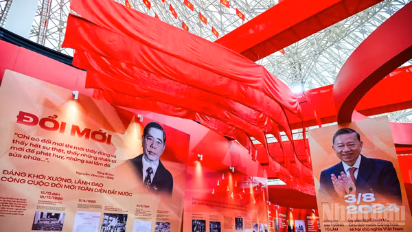 [Ảnh] Rực rỡ sắc đỏ triển lãm 95 năm Cờ Đảng soi đường trước giờ khai mạc 